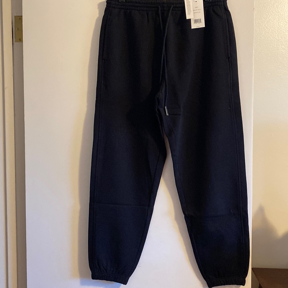 VINCE ESSENTIAL JOGGERS.  MEDIUM. NWT.